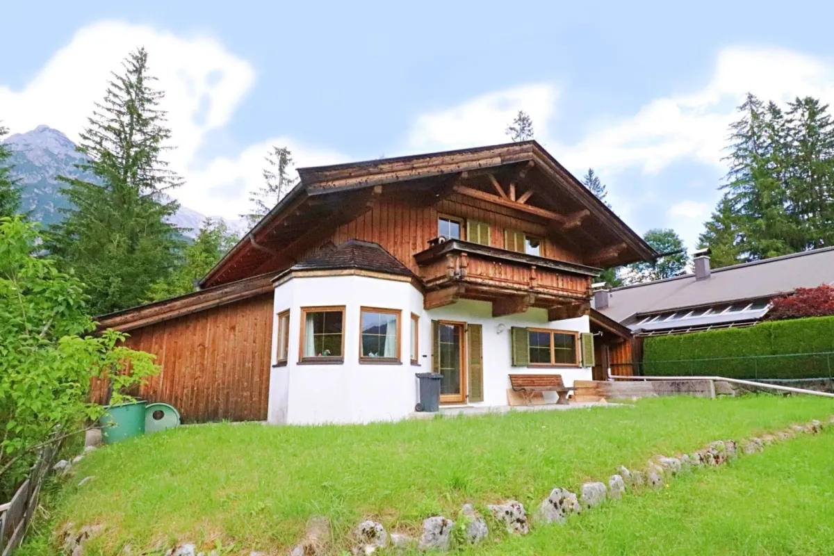 Traditioneller Tiroler Holzhaus-Charme mit Panoramablick - Bild 1