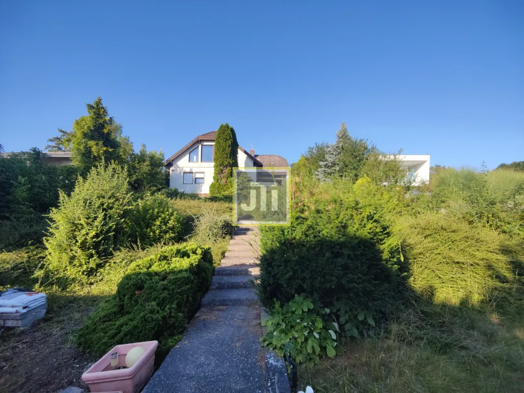 Großes Grundstück mit Einfamilienhaus und unverbaubaren Weitblick! - Bild 1