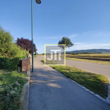 Großes Grundstück mit Einfamilienhaus und unverbaubaren Weitblick! - Bild 2