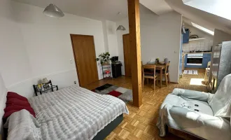 Zentral gelegene 2-Zimmer-Dachgeschoßwohnung mit besonderem Flair
