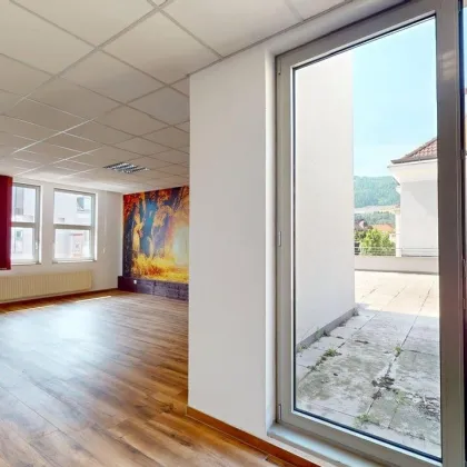 GROßZÜIGIE BÜROFLÄCHEN MIT GROßER TERRASSE UND BLICK AUF DEN HAUPTPLATZ - Bild 3