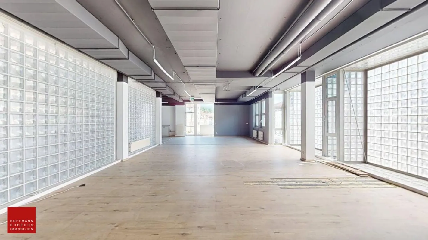 GROßZÜIGIE BÜROFLÄCHEN MIT GROßER TERRASSE UND BLICK AUF DEN HAUPTPLATZ - Bild 1