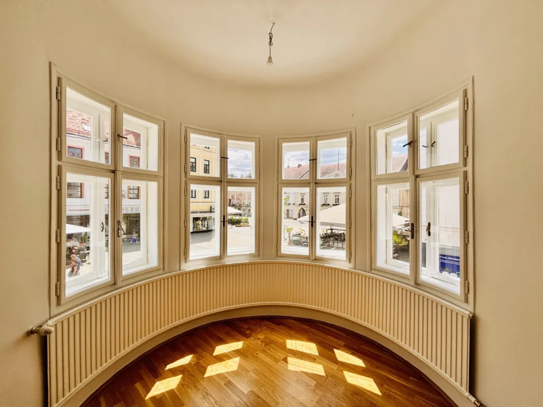 Repräsentativer Erstbezug! Bürofläche am Hauptplatz | 4 lichtdurchflutete Zimmer | Terrasse im Innenhof | Klimaanlage - Bild 1