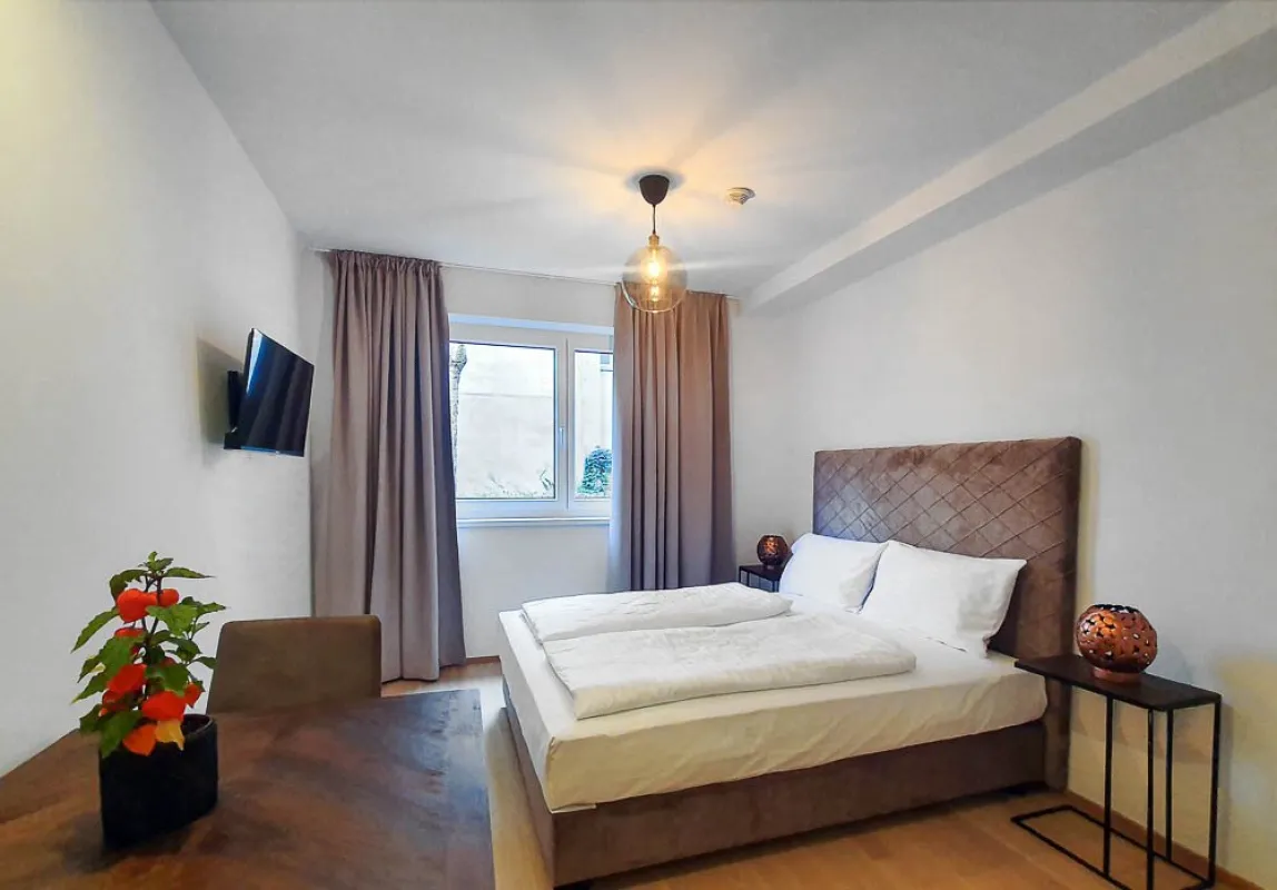Attraktives Renditeobjekt in Ottakring: Sanierte Gewerbeeinheit mit 4 Apartments in Top-Lage nahe Brunnenmarkt - Bild 1
