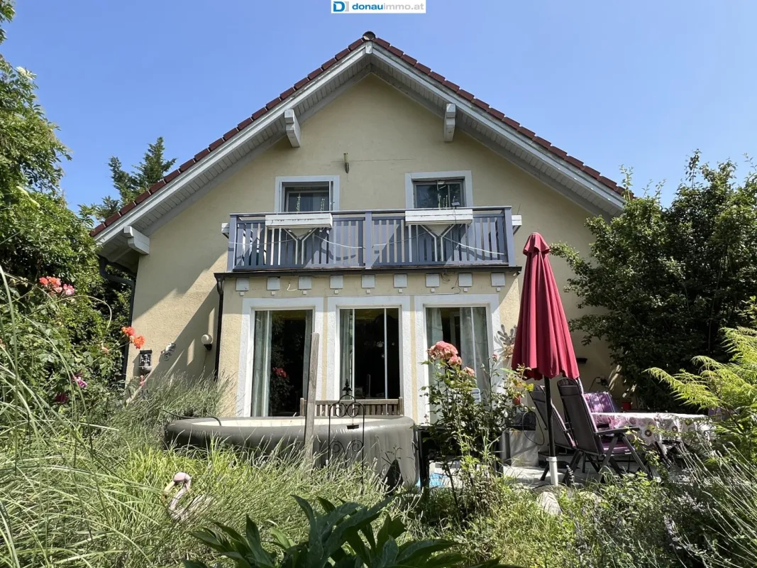 1220 Wien - Moderner Holzriegelbau mit Terrasse & Balkon auf Grundstück 1.486 m² mit 2 Wohnhäusern - Bild 1