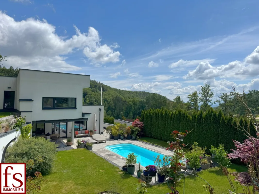 Exquisites Wohnhaus mit schönem Garten und Pool, Ruhelage mit Fernblick - Bild 1