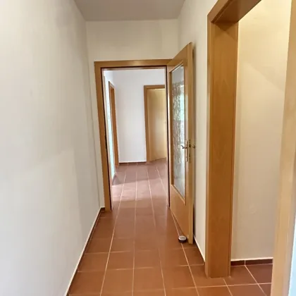 Charmante 3-Zimmer-Wohnung mit 2 Balkonen und Garage 📦🏙️ - Bild 3