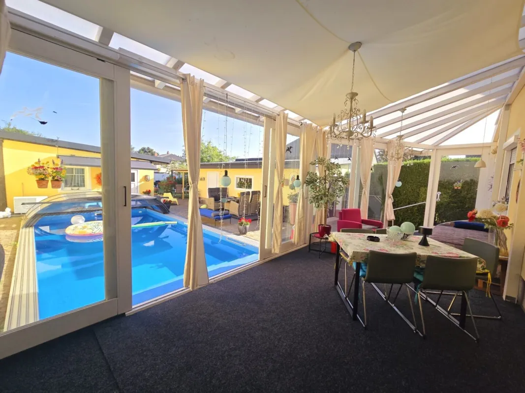 +EINFAMILIENHAUS  MIT LUFTWÄRMEPUMPENHEIZUNG + WINTERGARTEN + BEHEIZTER POOL MIT ÜBERDACHUNG + PARTYRAUM + SAUNA + GARAGE + CARPORT + GRILL + NÄHE S-BAHN + - Bild 1