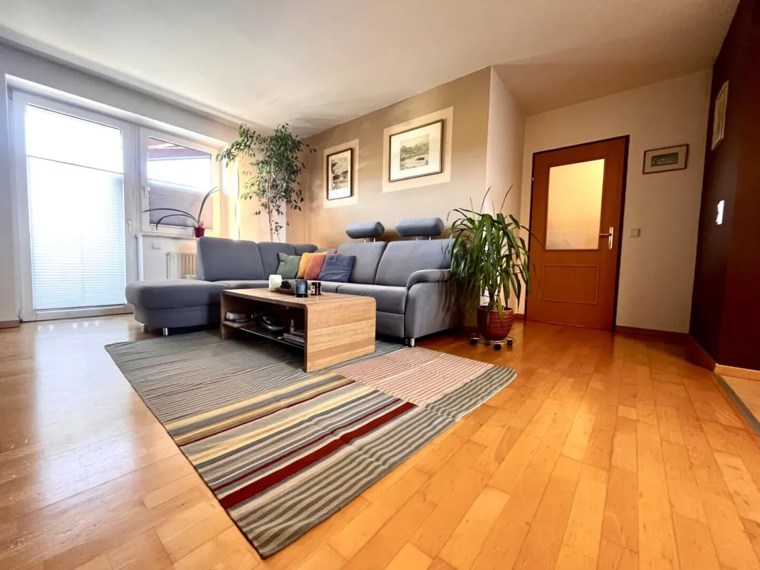 Thalgau: Charmante 4-Zimmer-Wohnung mit zwei Balkonen und ausbaufähigem Dachboden - Bild 1