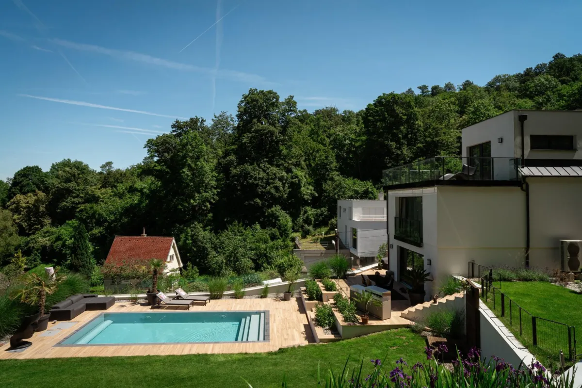 Elevated Living: VILLA MIT SALZWASSERPOOL, AUFZUG & HERRLICHEM AUSBLICK - Bild 1