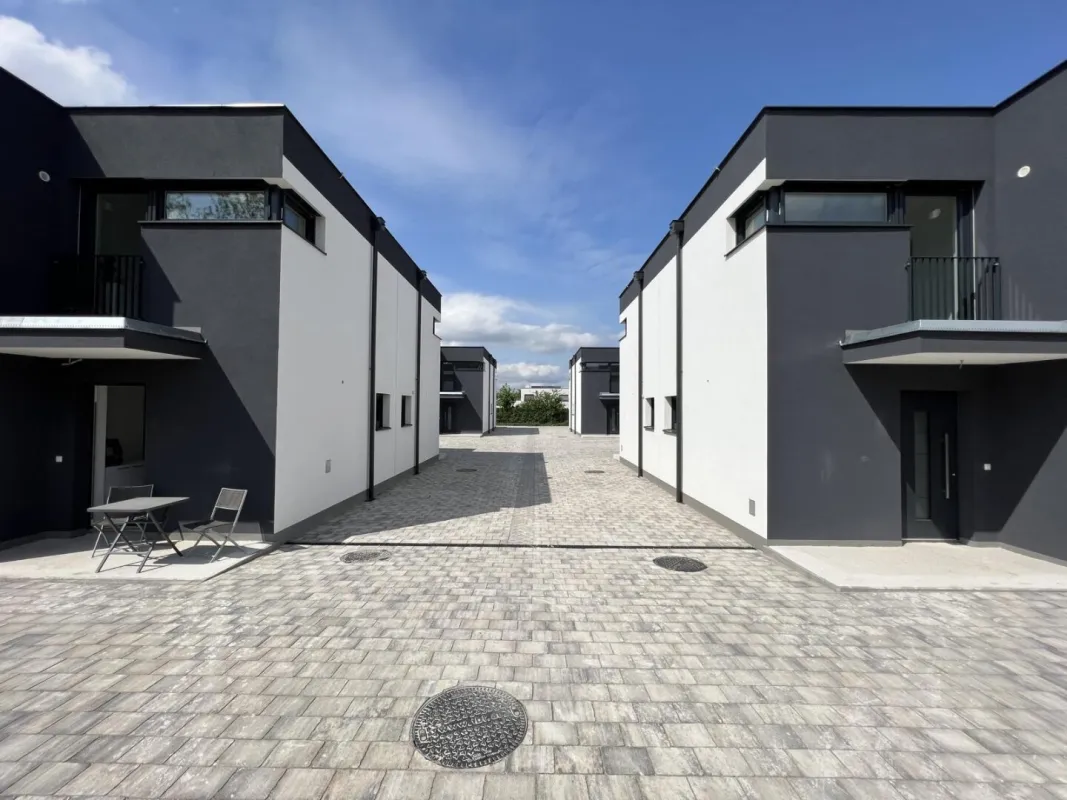 NUR NOCH 3 VON 8 VERFÜGBAR!!! Topmoderne Doppelhaushälften, belagsfertig, auf Wunsch auch schlüsselfertig - Bild 1