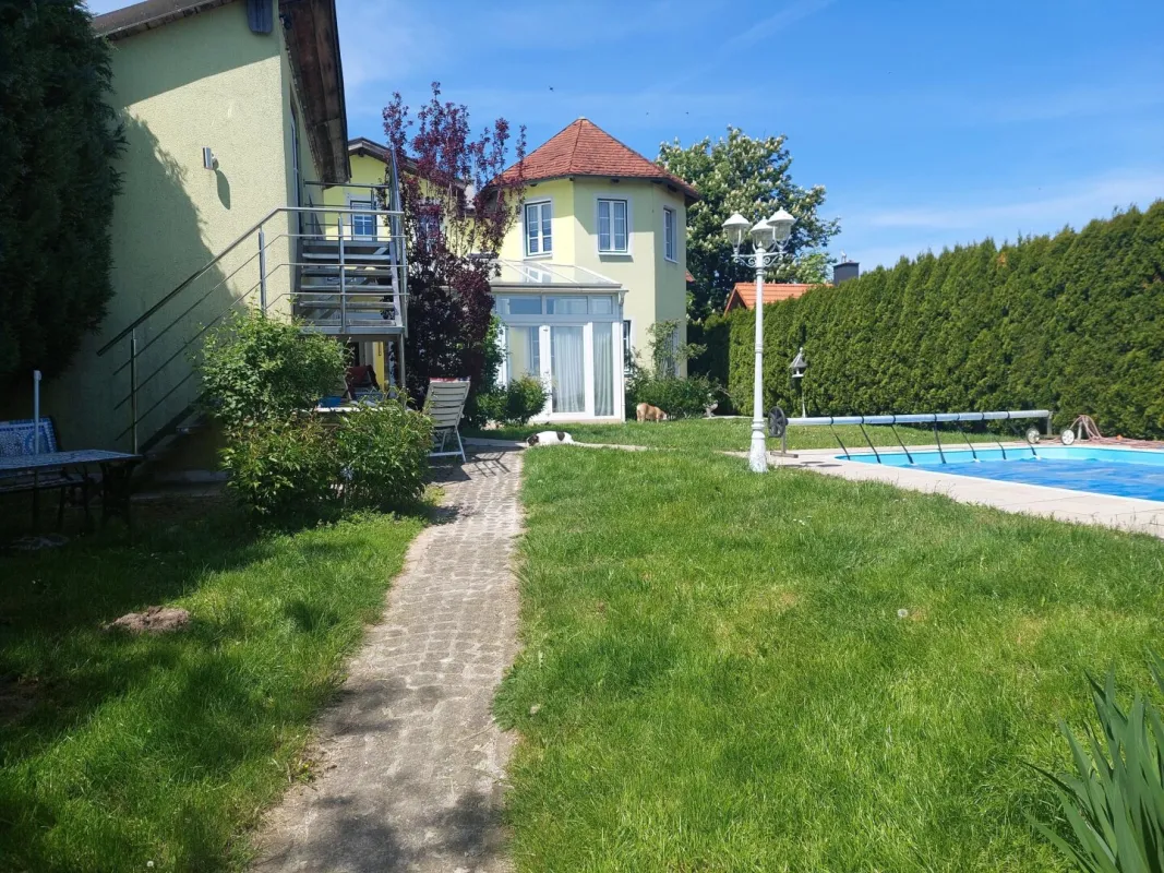 Großzügiges Wohnhaus mit Pool in Aussichtslage - Bild 1
