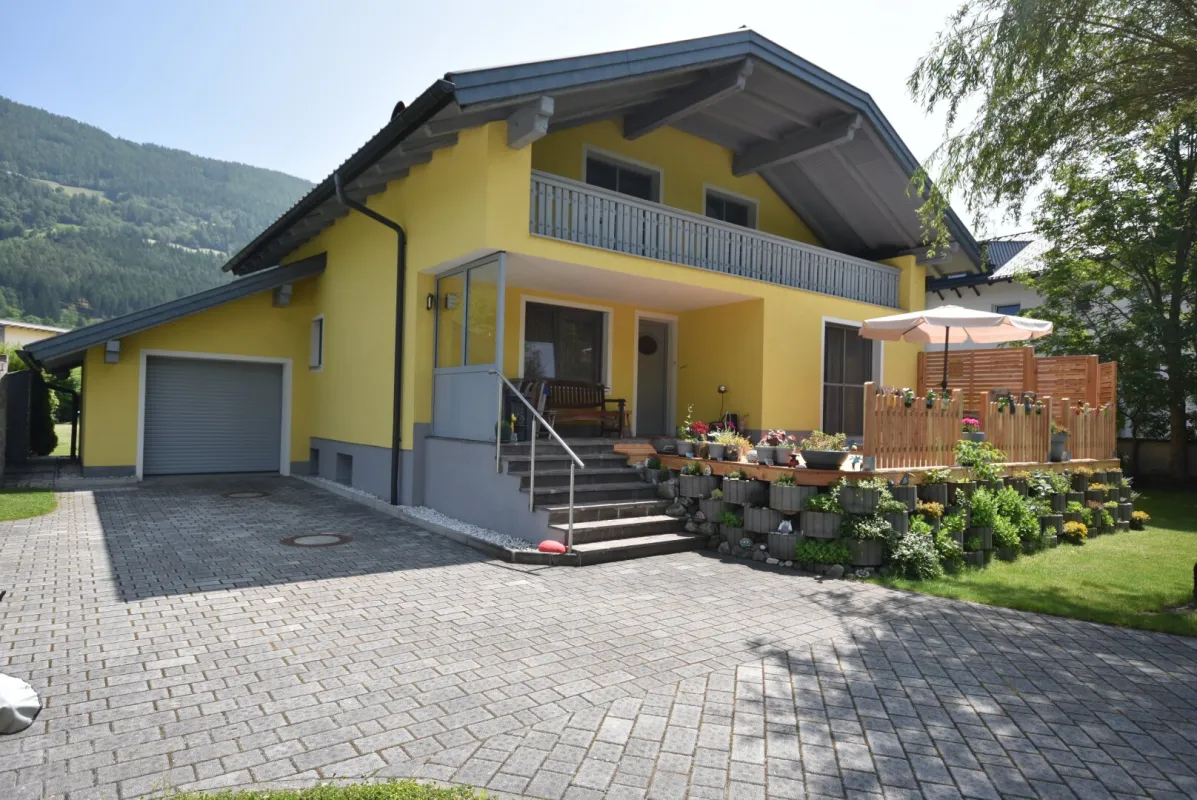 Traumhaftes sehr gepflegtes Landhaus im Maltatal mit großem Gartengrundstück und Pool sowie Nebengebäuden - Bild 1