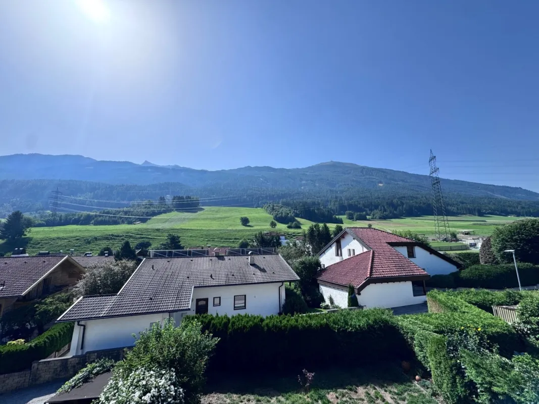 Renovierungsbedürftige 3 Zimmer Wohnung mit Weitblick in Sonnen - und Ruhelage in Sistrans - Bild 1