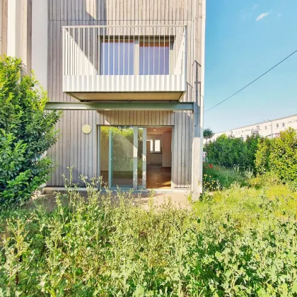 ++NEU++ TOP für Eigennutzer oder Anlage! ++Hochwertiges klimatisiertes Reihenhaus mit 96 m2 Privatgarten, Terrasse und 1 KFZ-Stellplatz!  Perfekte U-Bahn-Anbindung! - Bild 2