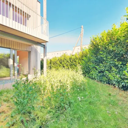 ++NEU++ TOP für Eigennutzer oder Anlage! ++Hochwertiges klimatisiertes Reihenhaus mit 96 m2 Privatgarten, Terrasse und 1 KFZ-Stellplatz!  Perfekte U-Bahn-Anbindung! - Bild 2