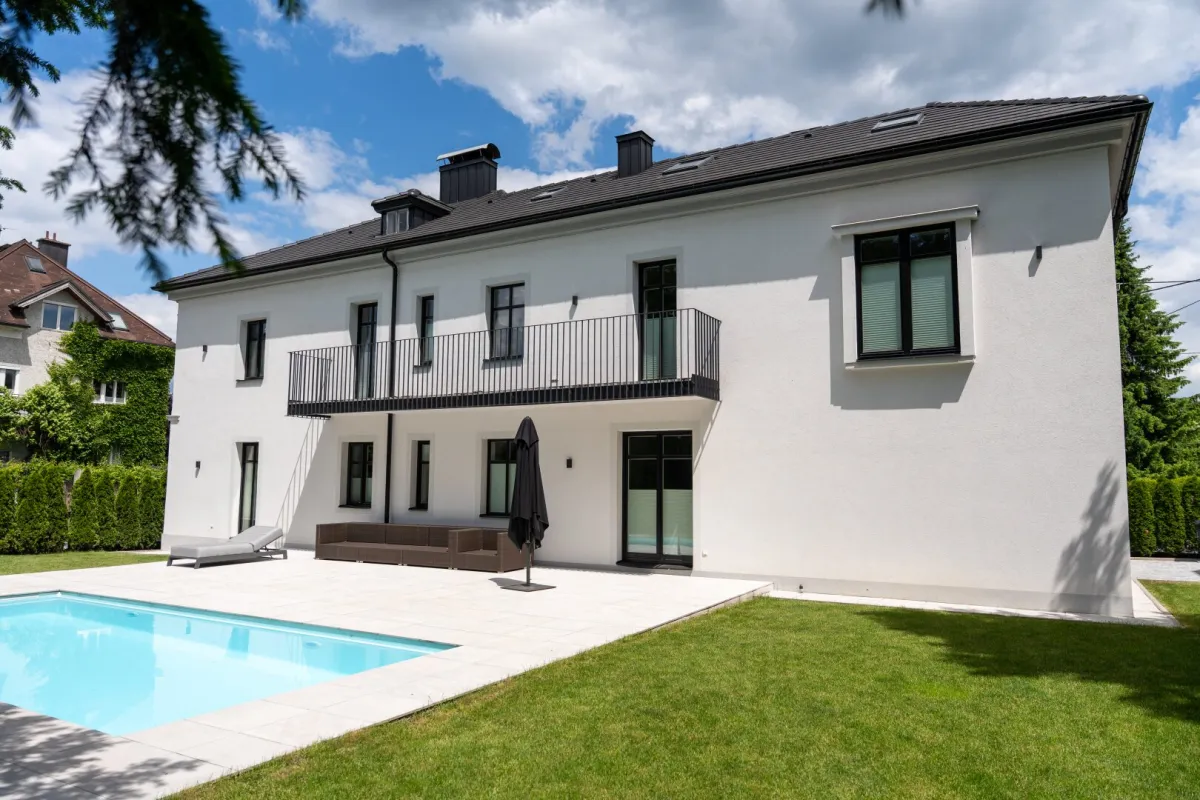 Elegantes Refugium nahe dem Festspielhaus Salzburg: Imposante Stadtvilla mit XL-Garten und Außenpool in angenehmer Wohnlage Riedenburg-Maxglan - Bild 1