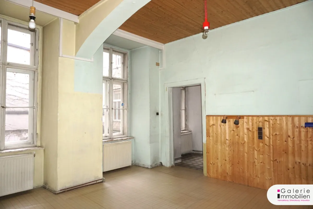 Naschmarkt - geräumige, helle, sanierungsbedürftige Altbauwohnung - Bild 1