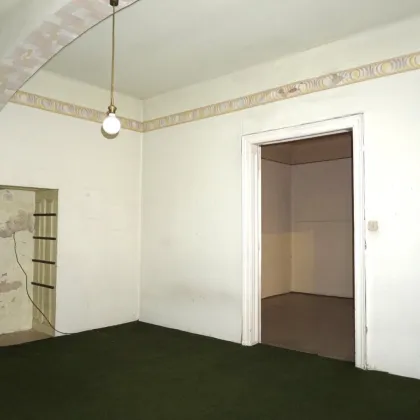 Naschmarkt - geräumige, helle, sanierungsbedürftige Altbauwohnung - Bild 2