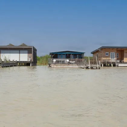 Flachdach-Seehütte in Toplage am offenen See - Bild 2