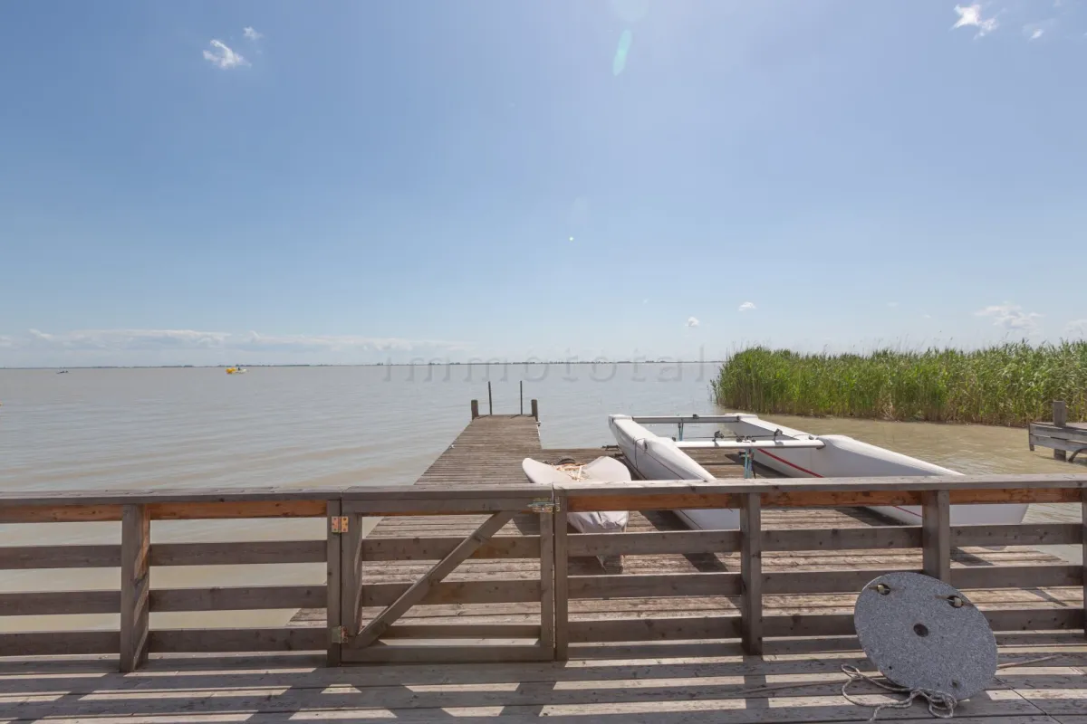 Flachdach-Seehütte in Toplage am offenen See - Bild 1