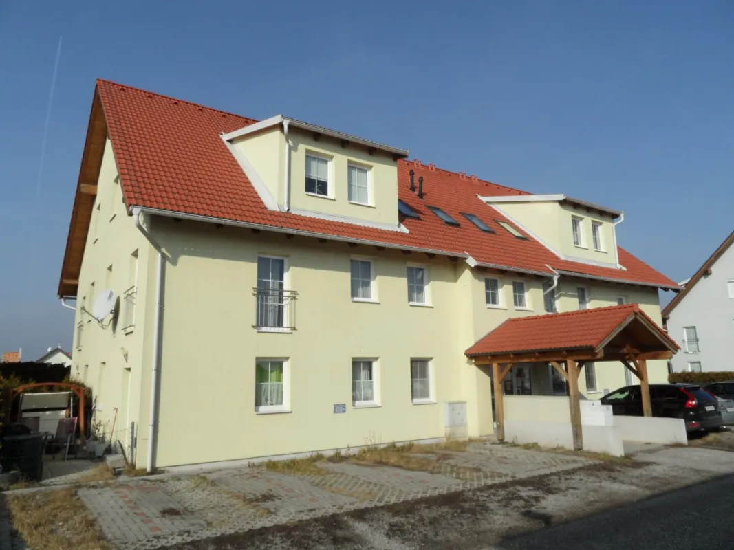 MIETWOHNUNG in SCHNELLBAHNNÄHE mit Fußbodenheizung, Parkplatz und großem Kellerabteil - Bild 1