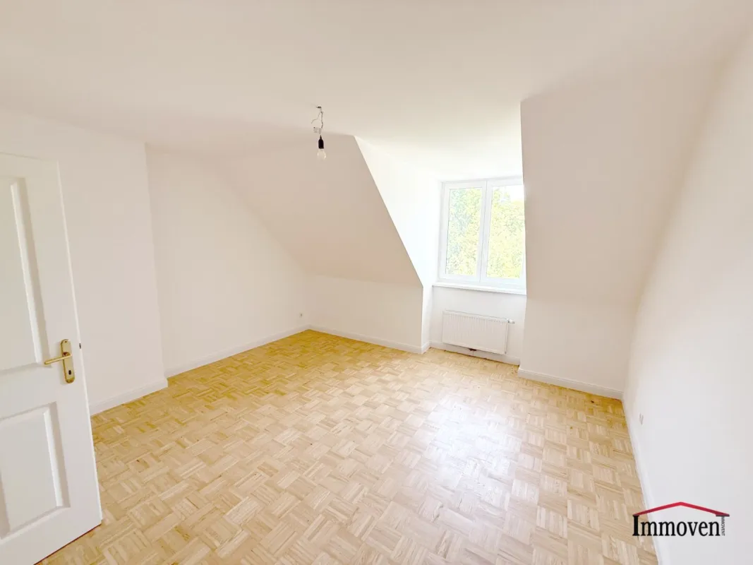 PROVISIONSFREI - SANIERT - ERSTBEZUG: eine sehr gut angelegte und helle 2-Zimmerwohnung im Dachgeschoss mit Eigengarten und zusätzlichen GOODIES! - Bild 1