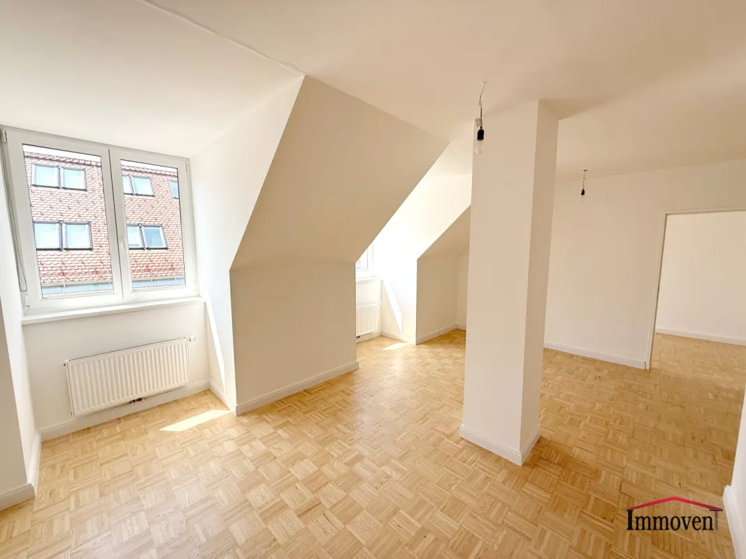 PROVISIONSFREI - SANIERT - ERSTBEZUG: Großzügige und helle 4-Zimmerwohnung im Dachgeschoss mit Eigengarten und zusätzlichen GOODIES! - Bild 1