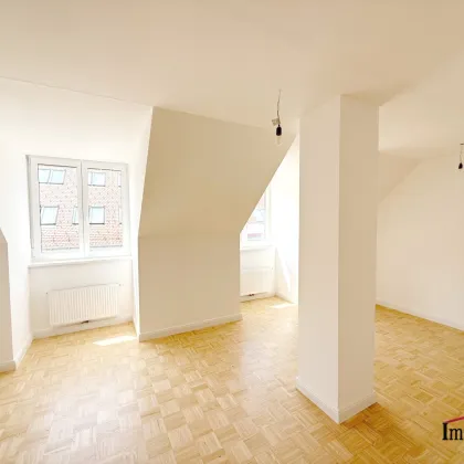 PROVISIONSFREI - SANIERT - ERSTBEZUG: Großzügige und helle 4-Zimmerwohnung im Dachgeschoss mit Eigengarten und zusätzlichen GOODIES! - Bild 2