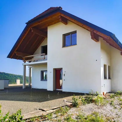 Repräsentatives Anwesen mit großzügigen Wohn- und Freiflächen in Ruhelage. - Pool und Nebengebäude. - Bild 2