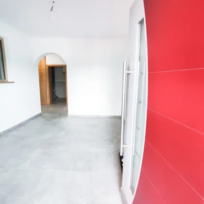 Repräsentatives Anwesen mit großzügigen Wohn- und Freiflächen in Ruhelage. - Pool und Nebengebäude. - Bild 3