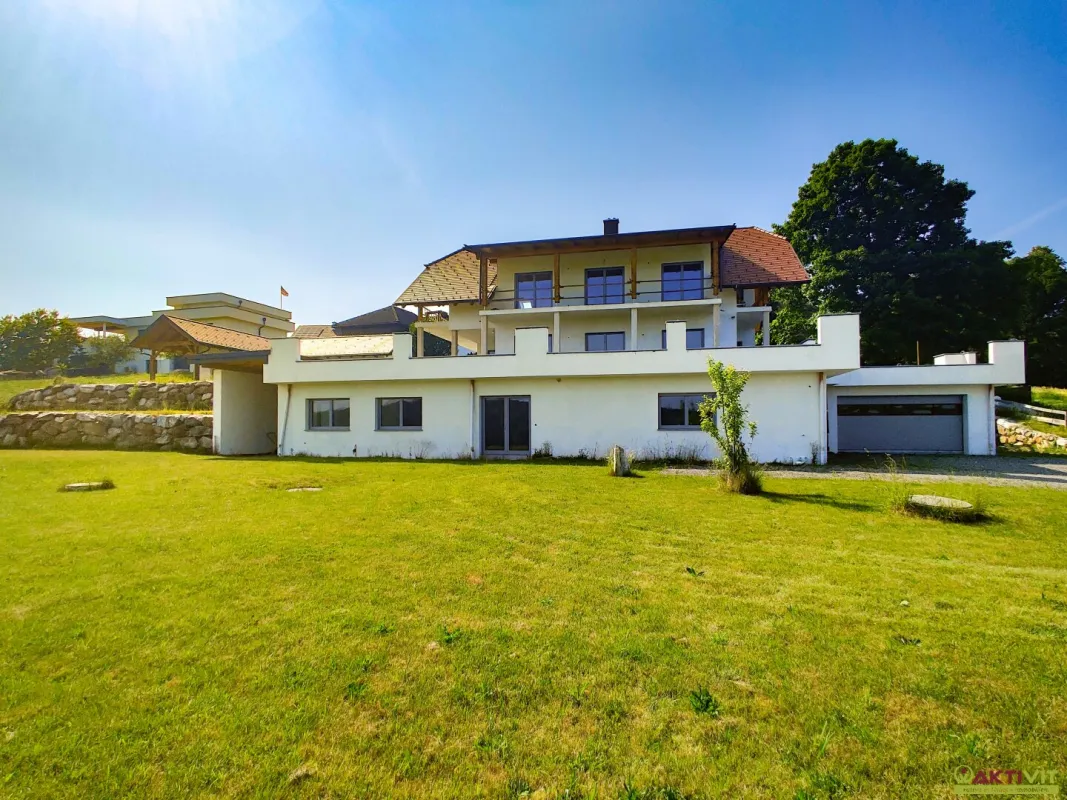 Repräsentatives Anwesen mit großzügigen Wohn- und Freiflächen in Ruhelage. - Pool und Nebengebäude. - Bild 1