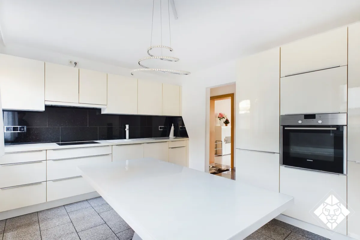 Ruhige Innenstadtlage mit Bahnhofsnähe – 3-Zimmer-Wohnung mit Garage und 4 % Mietrendite - Bild 1