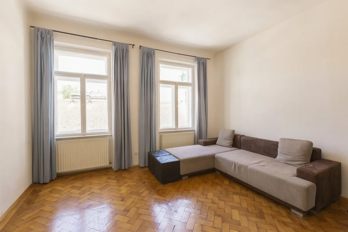 Einsiedeleigasse - gepflegte Altbaugarconniere mit separater Einbauküche - Bild 1