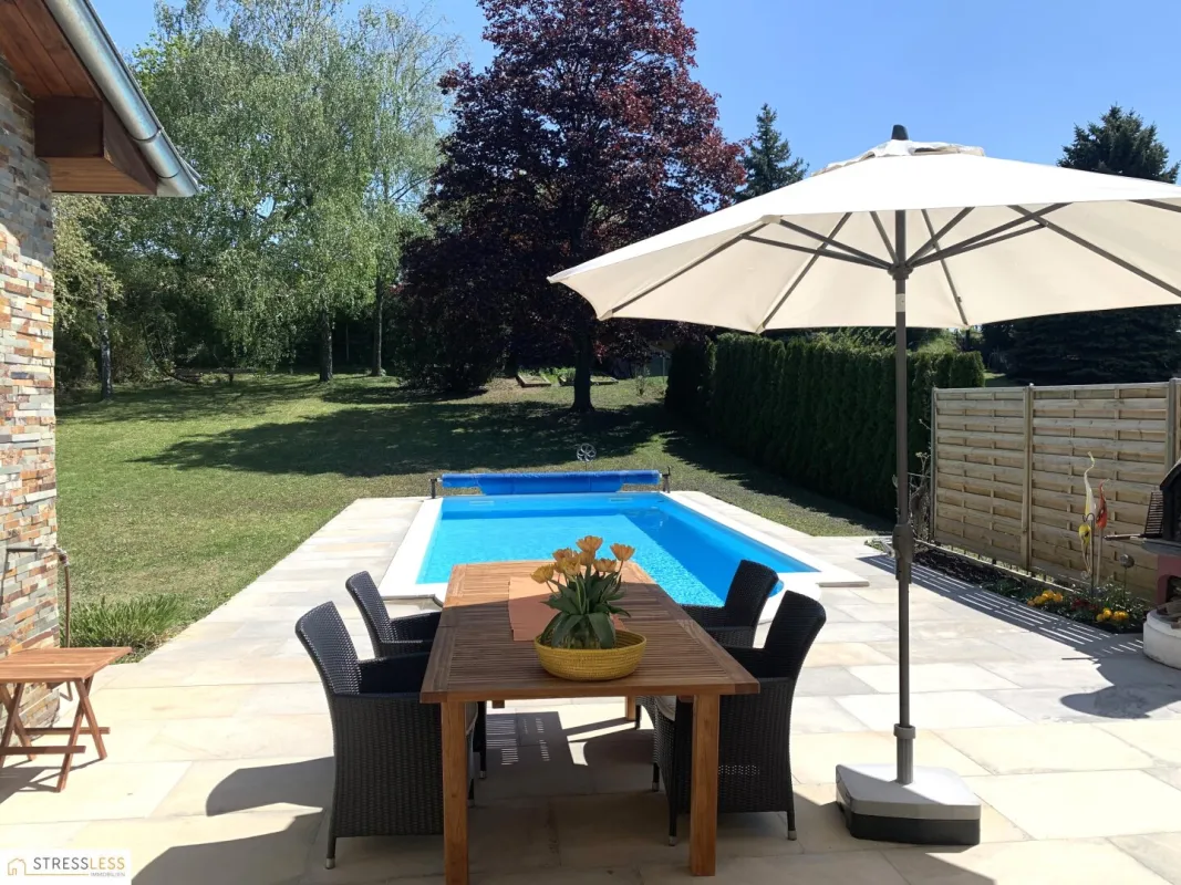 15 Minuten vor Wien - bei der Burg Kreuzenstein!          Elegantes, großzügig geschnittenes Einfamilienhaus in ruhiger Nachbarschaft mit herrlichem Garten und Pool! - Bild 1