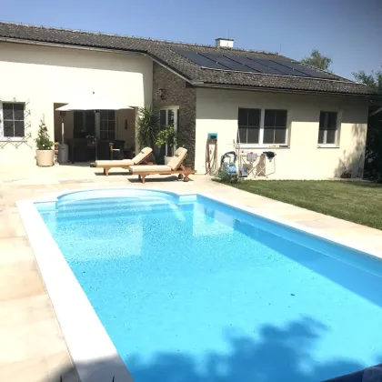 15 Minuten vor Wien - bei der Burg Kreuzenstein!          Elegantes, großzügig geschnittenes Einfamilienhaus in ruhiger Nachbarschaft mit herrlichem Garten und Pool! - Bild 2