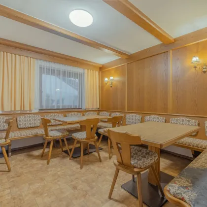 Jenbach: Haus mit 20 Zimmer, 2 Wohnungen (Grundfläche ca. 1.300 m2) - Bild 3