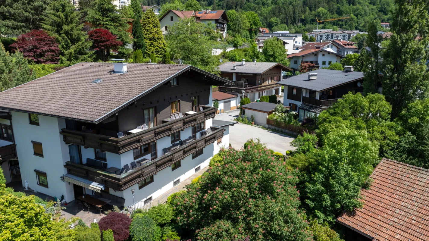 Jenbach: Haus mit 20 Zimmer, 2 Wohnungen (Grundfläche ca. 1.300 m2) - Bild 1