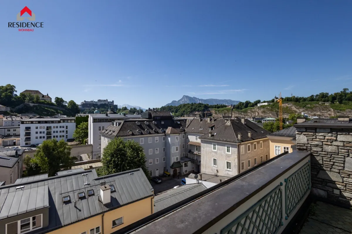 Altstadtjuwel mit Potenzial – 4-Zimmer-Dachgeschosswohnung mit Festungsblick & Dachterrasse in Toplage - Bild 1