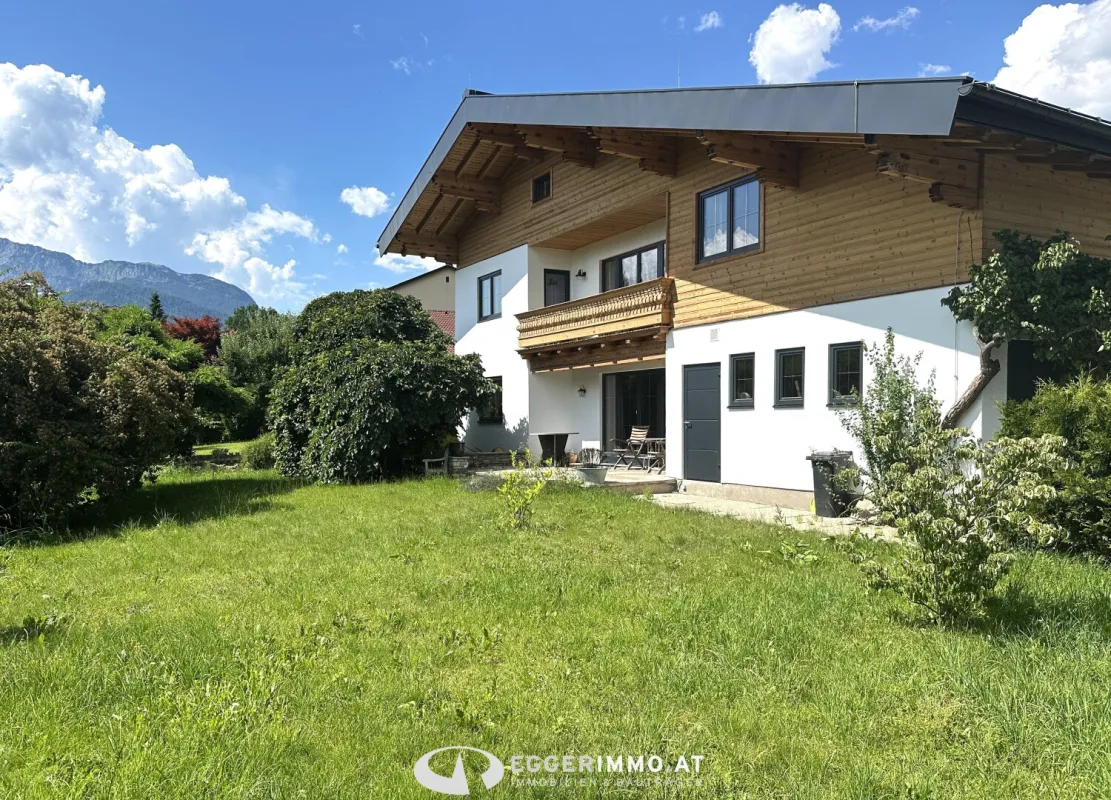 5760 Saalfelden: neu renoviertes Zweifamilienhaus in zentraler, ruhiger Lage von Saalfelden mit 2 Wohneinheiten, unterkellert, 2 Garagen und großem Garten - Bild 1