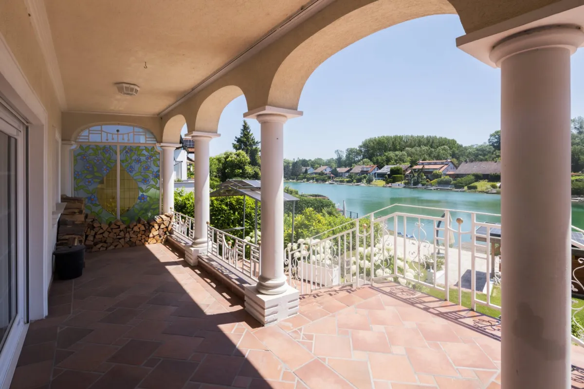 Ein Hauch von Dolce Vita – Großzügiges Einfamilienhaus mit Privatseezugang - Bild 1