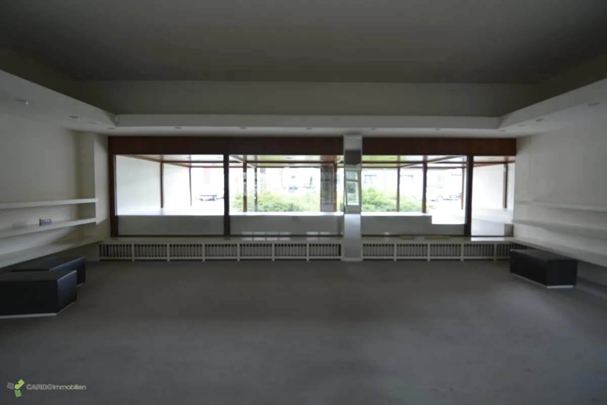 Geschäftslokal mit Parkplätzen und Wohnung - Bild 1