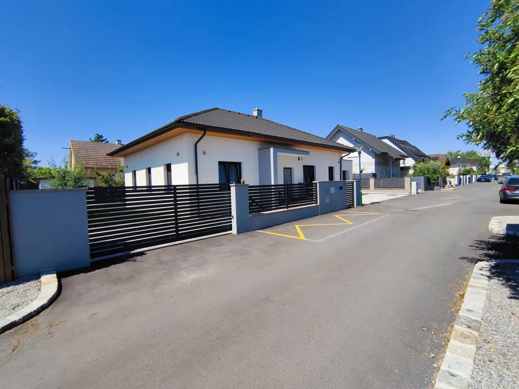 Exklusiver Bungalow in Grünruhelage ein Wohnen auf höchstem Niveau mit Pool und  Smart-Home-System - Bild 1