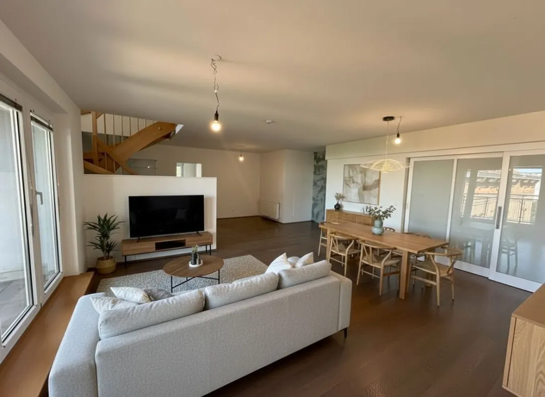 Großzügige Dachgeschoß-Maisonette mit Fernblick, 2 Loggias, Balkon und Sauna - Nähe U-Bahn U4. - Bild 1