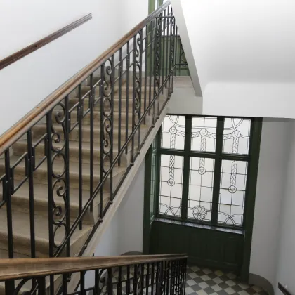 Hoch und ruhig gelegene 3 Zimmer Altbauwohnung mit Entwicklungspotential beim Sternwartepark - Bild 3
