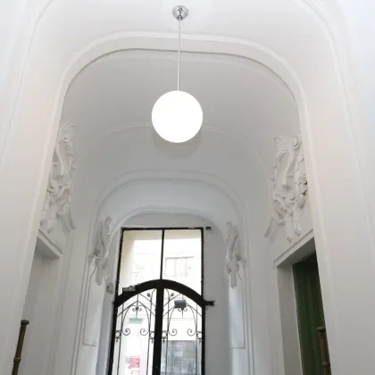 Hoch und ruhig gelegene 3 Zimmer Altbauwohnung mit Entwicklungspotential beim Sternwartepark - Bild 2