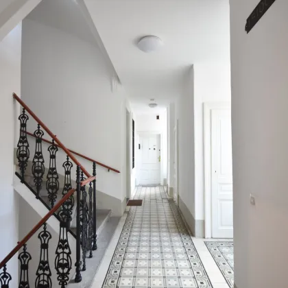 Sanierungsbedürftige Drei-Zimmer-Wohnung direkt an der U3 - Bild 3