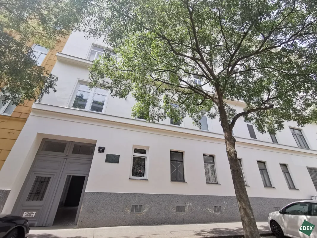 Sanierungsbedürftige Drei-Zimmer-Wohnung direkt an der U3 - Bild 1