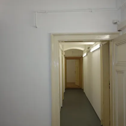 Effizientes Gewerbe-Lager in zentraler Lage - 133m² modernisiert für nur 840€/Monat Pauschal inkl. BK - Bild 2