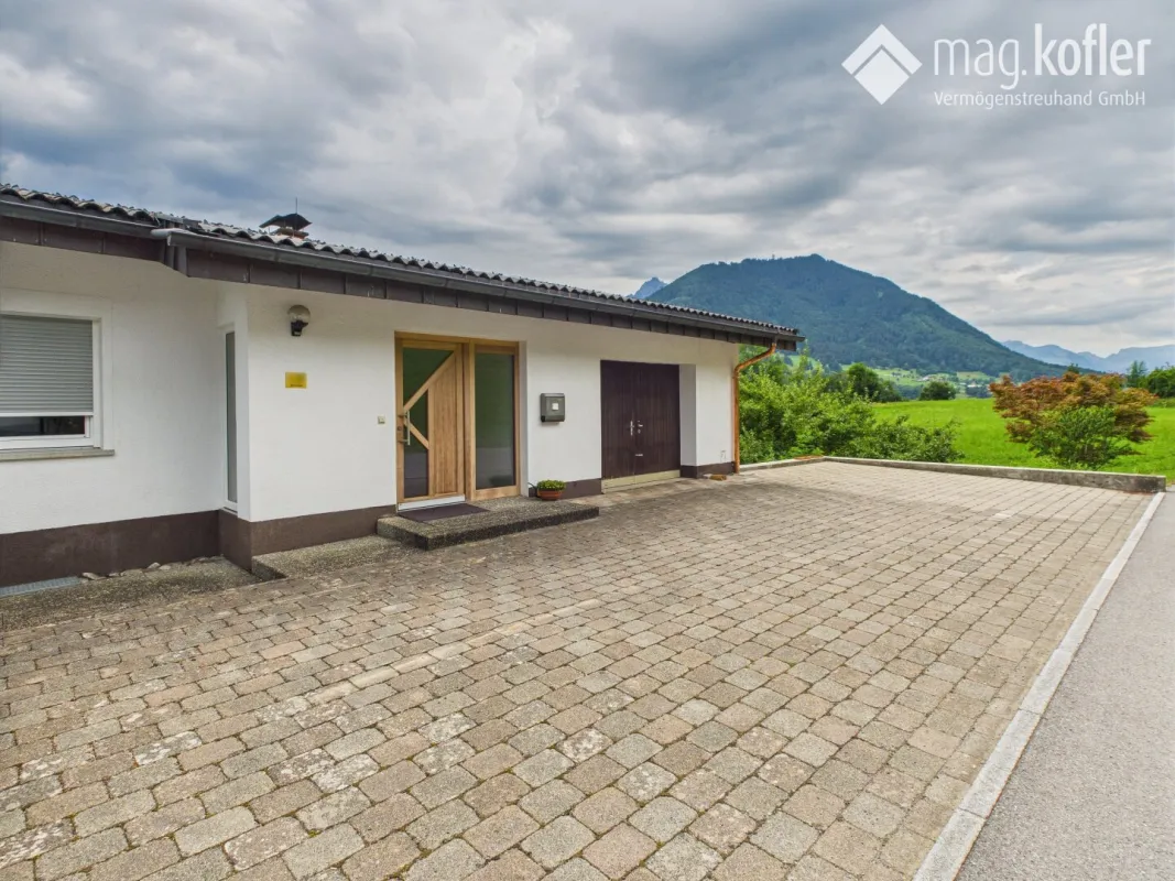 Traumhaftes Zweifamilienhaus im Sonnenparadies Göfis – Wohnen mit Weitblick auf 1.866 m² Baugrund - Bild 1